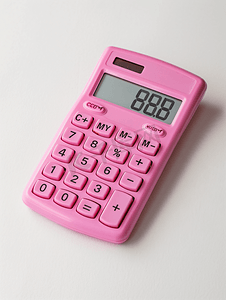 白色背景上的粉红色计算器