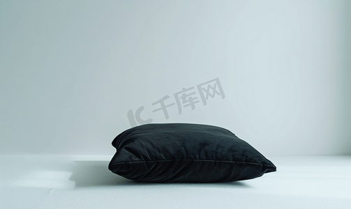 白色背景下的黑色枕头