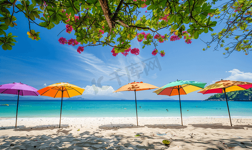 普吉岛海滩有彩色雨伞