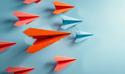 粉色折纸对话框摄影照片_一组纸飞机红色一个是第一名可以使用领导