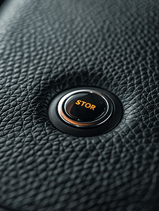 按钮停止摄影照片_深色皮革背景复制空间上的汽车发动机启动停止按钮