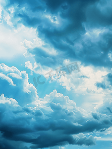 深蓝色汇报摄影照片_阴云密布的天空中深蓝色的雨云