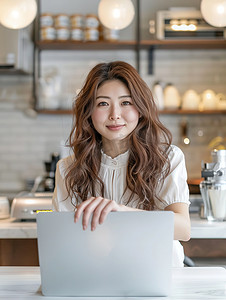 咖啡馆女性自由职业带着电脑工作图片