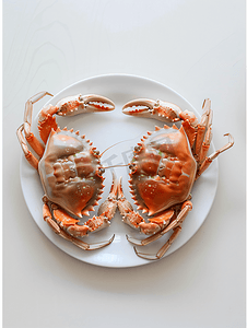 盘子上的生蟹和白色背景