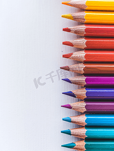 彩色铅笔摄影照片_将钝彩色铅笔排列在白色背景上准备绘画