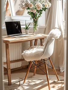 家庭办公概念椅、笔记本电脑桌和鲜花