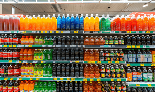 流行光摄影照片_超市货架上的软饮料瓶