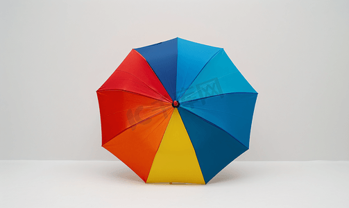 折叠的摄影照片_打开的彩色雨伞的顶视图