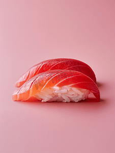米饭肌肉摄影照片_将寿司与红咸鱼和米饭一起放入
