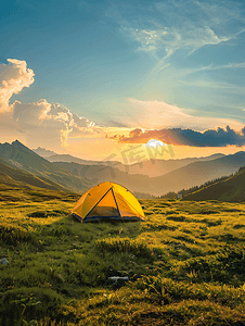 复古阳光摄影照片_山上发光的黄色帐篷自然公园中有云旅游概念