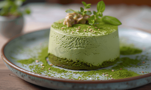 慕斯盘子蛋糕摄影照片_日式简约咖啡馆里的盘子里放着抹茶绿茶慕斯