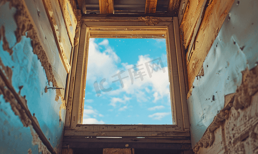 淘宝天猫首页模版摄影照片_天空中的木窗旧窗框的抽象图像