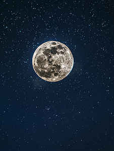 蓝色夜背景摄影照片_夜空中的满月和星星