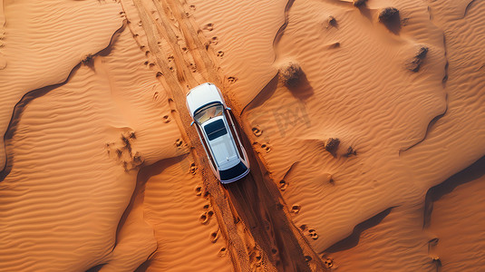 沙漠汽车行驶俯瞰摄影照片