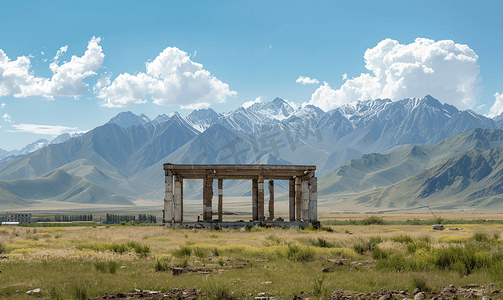 群山摄影照片_吉尔吉斯斯坦一处废弃游乐场上的建筑背景是群山