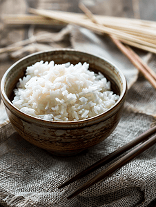 用筷子夹在麻布上的蒸米饭