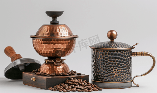 咖啡研磨机和烤豆上的铜锅