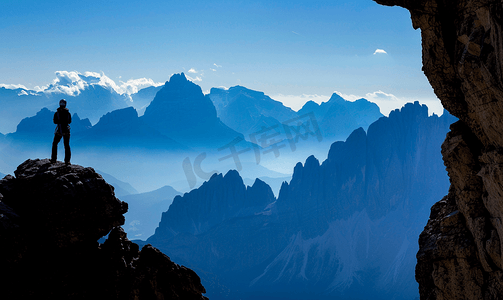 草地白云背景摄影照片_托法内多洛米蒂山全景中的登山者剪影