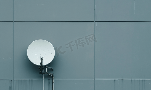 灰色建筑上的卫星天线特写墙上的抛物面天线