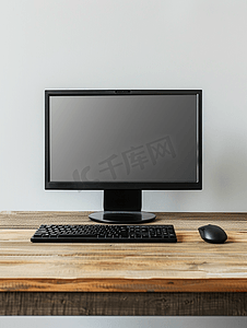 木桌上的黑色台式计算机
