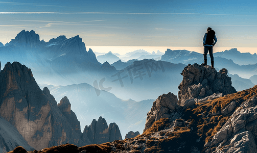 托法内多洛米蒂山全景中的登山者剪影