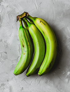 食品模板摄影照片_绿色的安汶香蕉在一堆中留下了一点