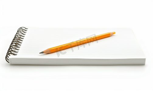 教育摄影照片_白色背景下孤立的空白螺旋记事本和铅笔