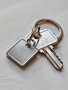 钢带防水摄影照片_一把房门钥匙和方形钥匙扣（带环）