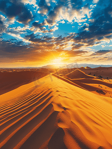 日落时的沙漠沙丘