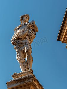 阳光明媚的日子里博洛尼亚喷泉上的雕塑