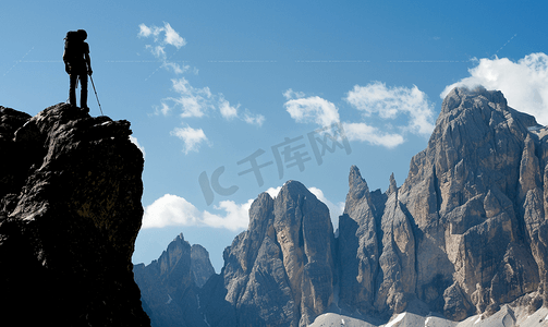免费中摄影照片_托法内多洛米蒂山全景中的登山者剪影