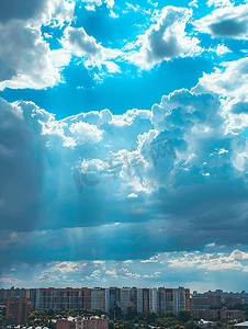 景区视图摄影照片_住宅区上空的蓝色雨云