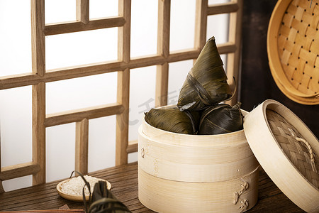 摄影照片_粽子美食中式窗花背景