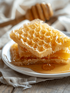 甜食夹头放在白色盘子上的包装中用面团制成的蜂蜜小吃特写