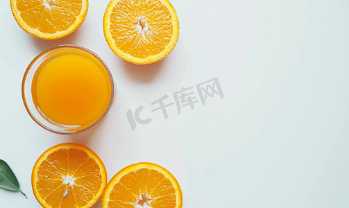 一杯橙汁摄影照片_一杯橙汁和切片橙子顶视图孤立在白色背景