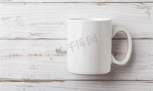 白色木桌上孤立的咖啡杯顶视图