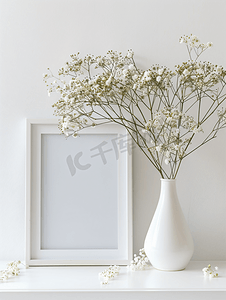 带白色花瓶和天竺葵花白色背景的艺术相框模型