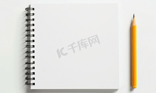 团扇模板摄影照片_白色背景下孤立的空白螺旋笔记本和铅笔