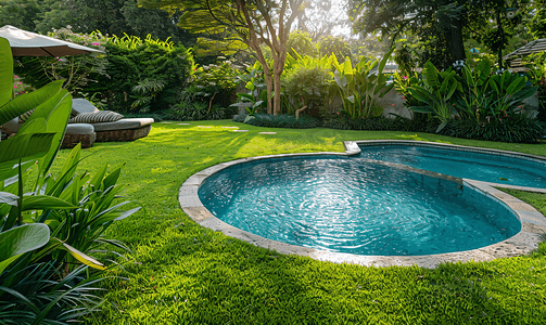 花园游泳池摄影照片_后院草坪修剪整齐有游泳池