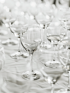一排排空酒杯特写在白桌上的玻璃高脚杯