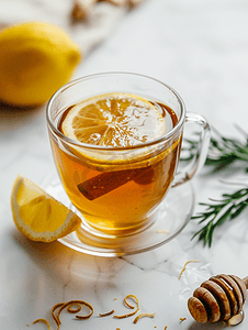 一杯加蜂蜜姜和柠檬的茶