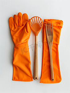 物品矢量摄影照片_白色背景中带厨房用具的橙色耐热烹饪手套