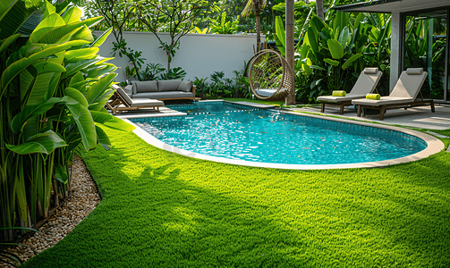 后院草坪修剪整齐有游泳池