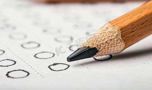 铅笔画铅笔摄影照片_用铅笔画填写答题纸来选择教育概念