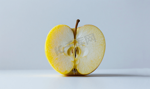 水果半个摄影照片_半个金冠苹果