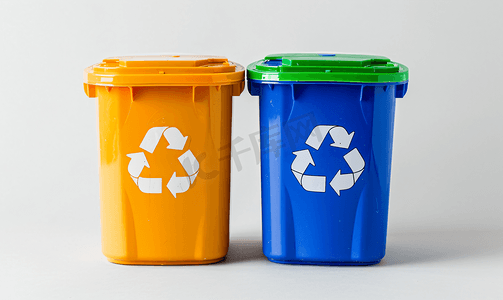 普通垃圾和回收箱采用白色背景回收概念分开
