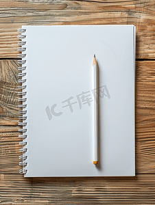 木质背景摄影照片_木质背景上的空白螺旋记事本和铅笔