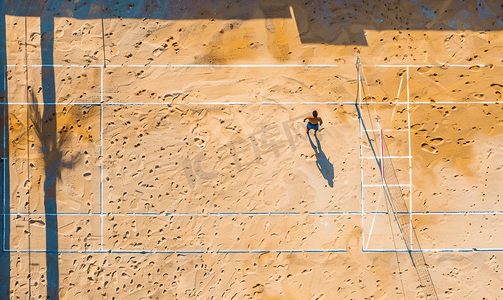 阳光沙滩摄影照片_无人机俯视沙滩排球场上无法辨认的赤裸上身的男子的画面