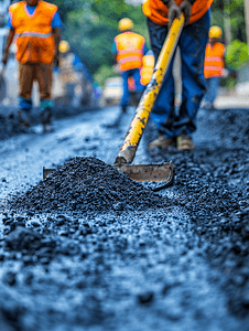 工人们在城市道路上铺设沥青