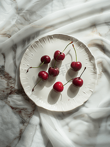 成熟多汁的甜樱桃躺在白色的瓷盘上